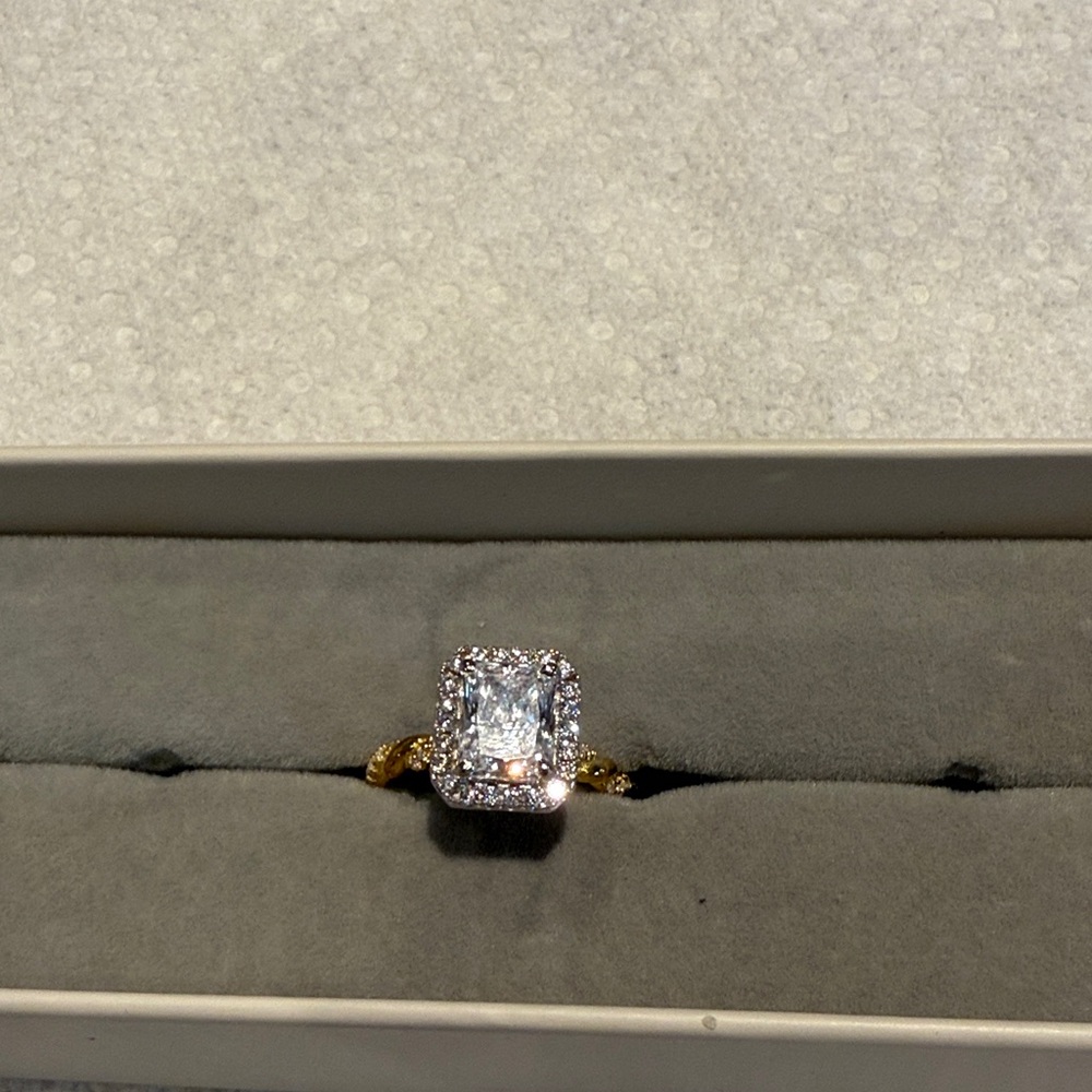 Elegant Gold and Silver Women's Ring size 8